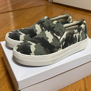 Steve Madden Gills Green Camo SZ 6.5